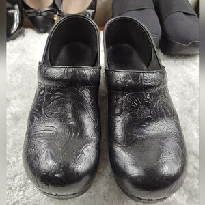 Dansko Black Clogs — Women’s EU 39 / US 8.5–9